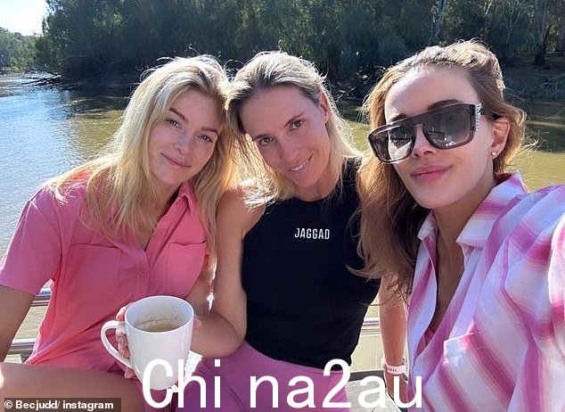 Bec Judd 在周末沿着维多利亚墨累河露营时,将她在墨尔本价值 730 万美元的豪宅换成了她的朋友们在船屋上的床铺