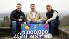 在大学讲师建议成立财团后，三个朋友获得了 100 万英镑的 EuroMillions 奖金