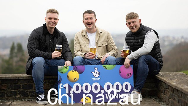 Alex Gwynne(左)、Dan Phillips(中)和 Kyle Bowen(右)在 EuroMillions European Millionaire Maker 抽奖中赢得了 100 万英镑