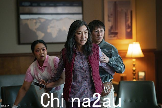 Yeoh 作为自助洗衣店老板的表演获得的奖杯是七项奥斯卡奖之一,包括最佳影片