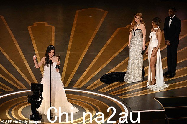 马来西亚女演员杨紫琼于 3 月 12 日在加利福尼亚州好莱坞的杜比剧院举行的第 95 届奥斯卡颁奖典礼上凭借“一切都在同一时间”的主角获得奥斯卡最佳女主角奖, 2023