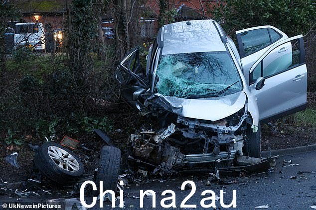 这辆车在撞车事故中严重受损,车头被撕掉,车厢搁在路堤上
