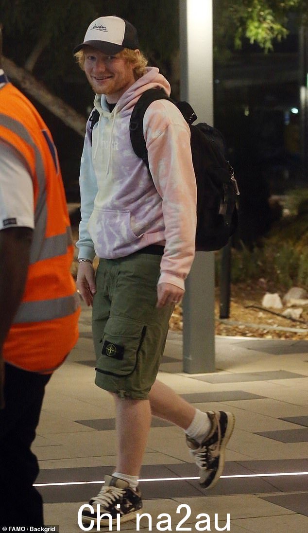 Ed Sheeran still has plenty of time for his fans after he stopped to take a photo with a number of eager travellers at Perth Airport on Monday