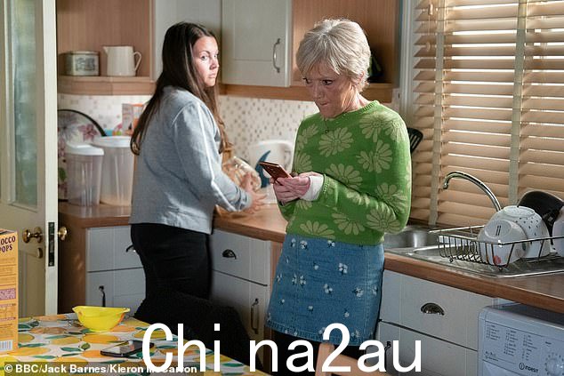 爆炸性的:由于 Stacey 担心她可能会被送回监狱,她遇到了愤怒的家人,Kat 透露她正在用 Mitchell 的钱来解决 Slater 的麻烦