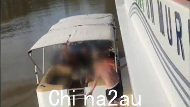 据称,这些人大声辱骂,向一群妇女占据的船屋上扔玻璃瓶和小便恩。图片:Sunrise