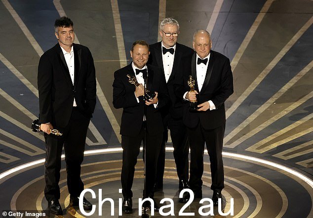 (L-R) Saindon 与同行 Richard Baneham、Daniel Barrett 和 Joe Letteri 在舞台上合影,因为他们在詹姆斯卡梅隆电影中的工作获得了荣誉