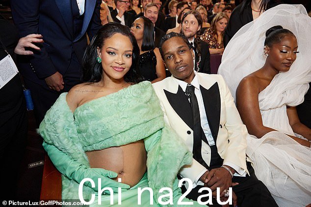 Rihanna:许多人很好奇,为什么歌手 Rihanna 获得了她的第一个奥斯卡提名并在电视转播中演唱了她的歌曲 Lift Me Up - 在 Kimmel 的开场独白中被如此提及,McNearney 也提到了revealed