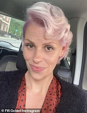不可思议:Fifi Geldof(图中是她已故母亲 Paula Yates(1991 年 R)的照片,她在 2021 年分享了一张罕见的留着短发的自拍