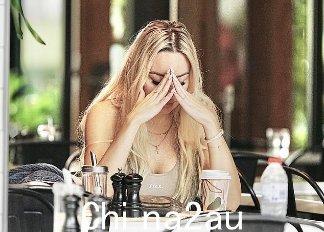 这位时尚和美容行业的 CEO 在去上课之前在一家咖啡馆停下来喝了杯咖啡,她把头放在双手中,坐下来喘口气