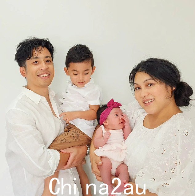 Katrina Sila,34 岁,与她的丈夫、儿子 Kai Prahastono 和小女儿 Ivy 合影,后者在周三失去了生命的斗争