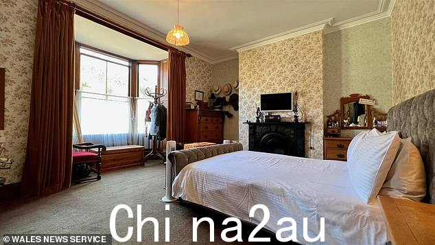 Once inside she她把自己带到一个房间里睡着了(图:Belmont House 的一个房间)