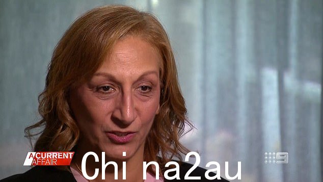 法院审理了案件是如何在 Parizian 的前妻 Mona Bennett 在自家车库中发现 VHS 录像带后才曝光的