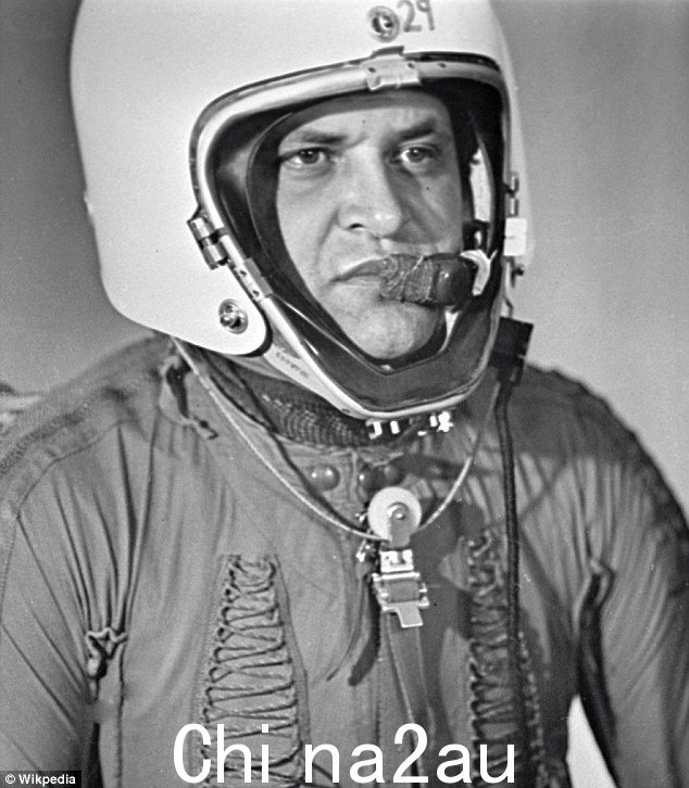 Francis Gary Powers 是臭名昭著的 U-2 间谍飞机的飞行员,该飞机于 1960 年在前苏联上空被击落。鲍尔斯在一次绝密侦察飞行中被击中并在监狱中受苦21 个月