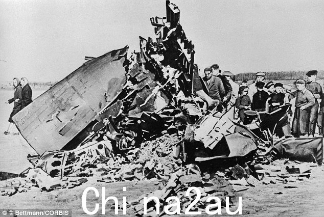 这张照片于 1960 年在莫斯科正式发布,显示俄罗斯民众观看 5 月 1 日在苏联领土上空被击落的美国 U-2 侦察机残骸