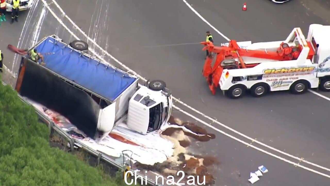 载有油漆的卡车撞毁新南威尔士州繁忙的高速公路