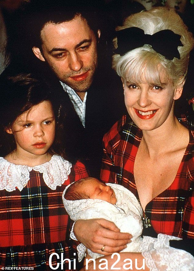 Paula Yates 和 Bob Geldof 在 1989 年与他们的孩子 Fifi Trixibelle 和 Peaches=