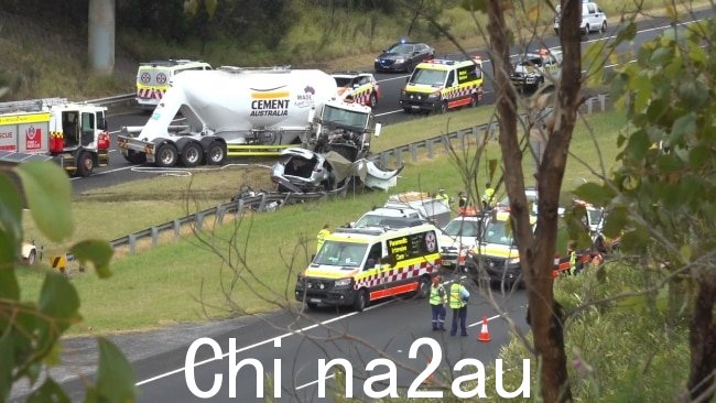 紧急情况将周一早上在 Menangle Park 的场景描述为“对抗”,因为两个死亡和被困婴儿。图片:Top Notch Video
