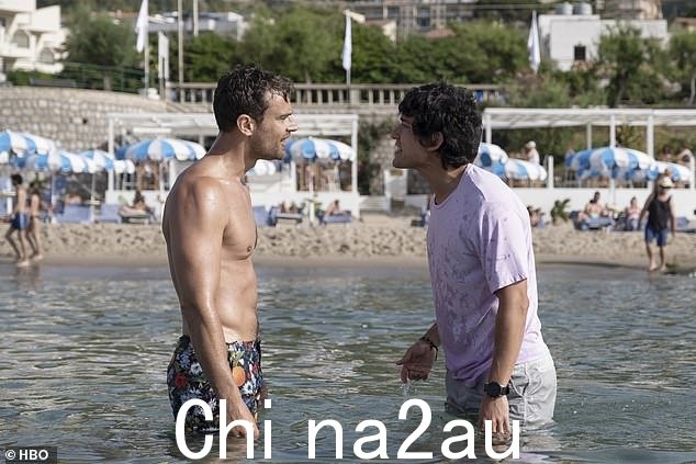 Racy:在别处,Theo 在《白莲花》第二季第一集中的不雅场面让互联网疯狂,后来透露他戴了假肢