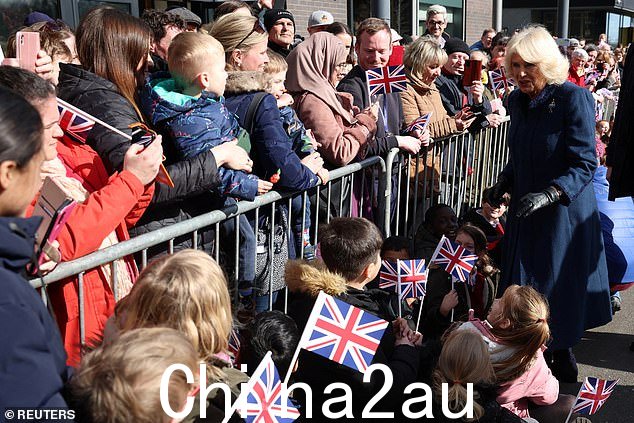兴奋的祝福者用英国国旗迎接皇室,在她订婚前兴奋地聚集人群