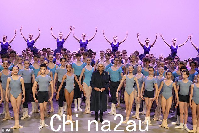 卡米拉在观看了学生令人难以置信的表演后与舞台上的舞者合影