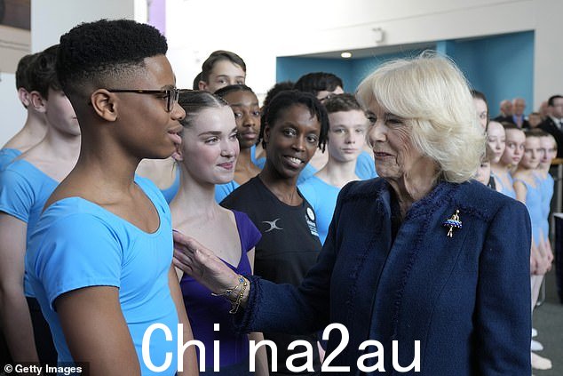 Camilla 在目睹了他们在今天的订婚仪式上的表现后会见了学校的优秀学生