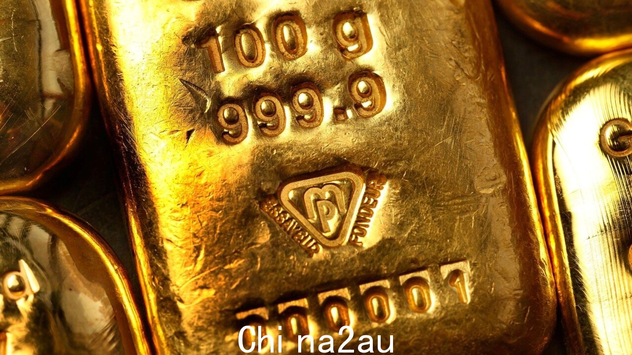 '运营决定' by珀斯铸币厂将用其他金属稀释金条” /><p>马克·麦高恩 (Mark McGowan) 在直播麦克风听到他关于珀斯铸币厂黄金传奇的“该死的茶杯里的风暴”评论后发表了道歉。 </p><p>这家国有企业上周承认,为了省钱,其在 2018 年至 2021 年间向中国出售了价值 87 亿美元的黄金。</p><p>Jason Waters,首席执行官珀斯铸币厂表示,“至少有一些黄金”添加了一些银,这降低了黄金的纯度。</p><p>他在新闻发布会上说,黄金纯度的标准是 99.996%,但加入银后,它跌至 99.992%。</p><img class=
