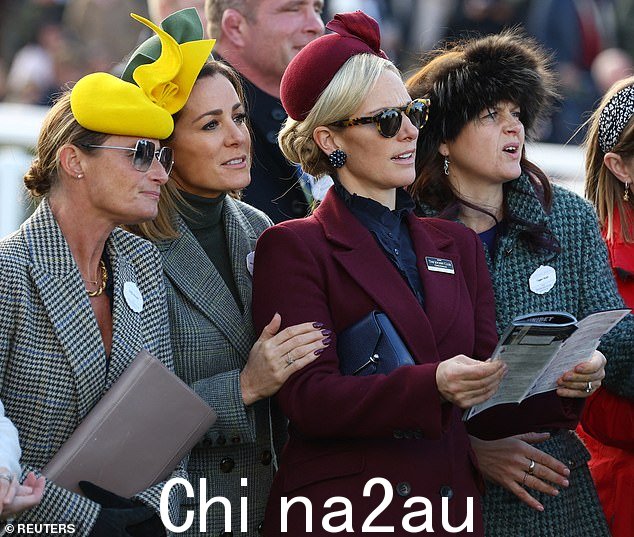 Zara Tindall 和电视节目主持人 Natalie Pinkham 在切尔滕纳姆音乐节合照
