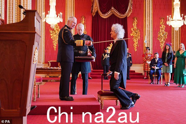Brian May 爵士,音乐家、作曲家和动物福利倡导者,来自 Windlesham,在白金汉宫被查理三世国王封为骑士学士