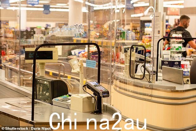 Aldi超市正在拆除收银台周围的透明防喷嚏屏风，购物者也松了一口气 - 但此举引起了一些顾客的担忧” /><p><p style=