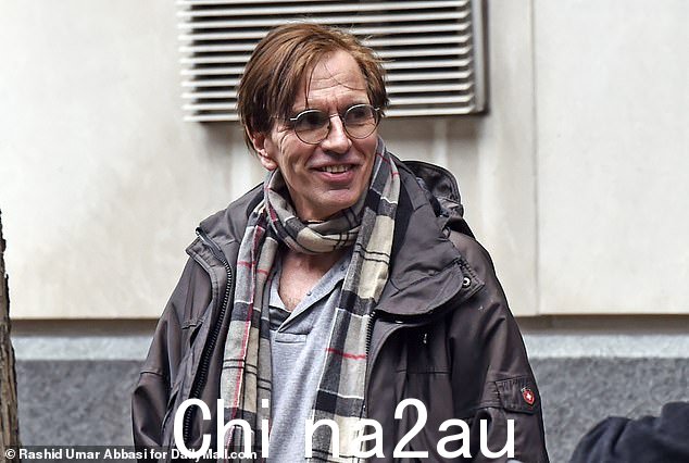 Julia 据信对其家人涉嫌犯罪活动一无所知,消息人士告诉 DailyMail.com:Julia 和 Christopher 是由他们不稳定、虐待和精神错乱的父亲抚养长大的。 . 图为:3 月 10 日 Thomas Fox 在他的公寓外