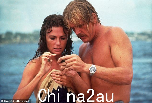 他们将再次合作:Nick 也已签约出演即将上映的《庇护我》。他将与 78 岁的 Jacqueline Bisset 共同出演。Nick 和 Jacqueline 共同出演了 1977 年的 The Deep