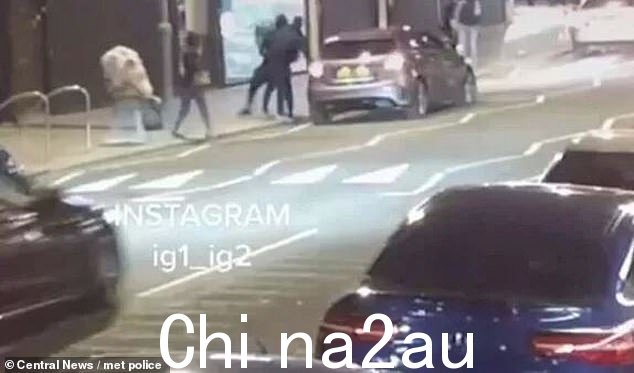 之前向陪审员播放的闭路电视录像显示了 Khan 先生被抢走手表的那一刻