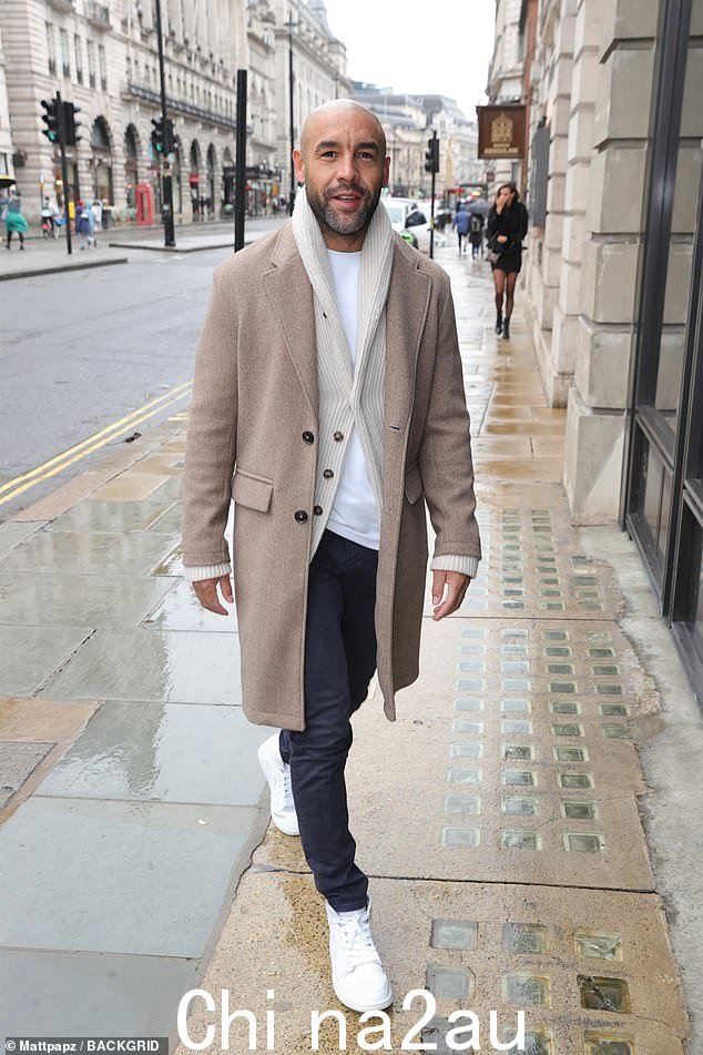 Suave:Alex Beresford 在进门之前裹着一件白色开衫和米色外套,看起来非常酷