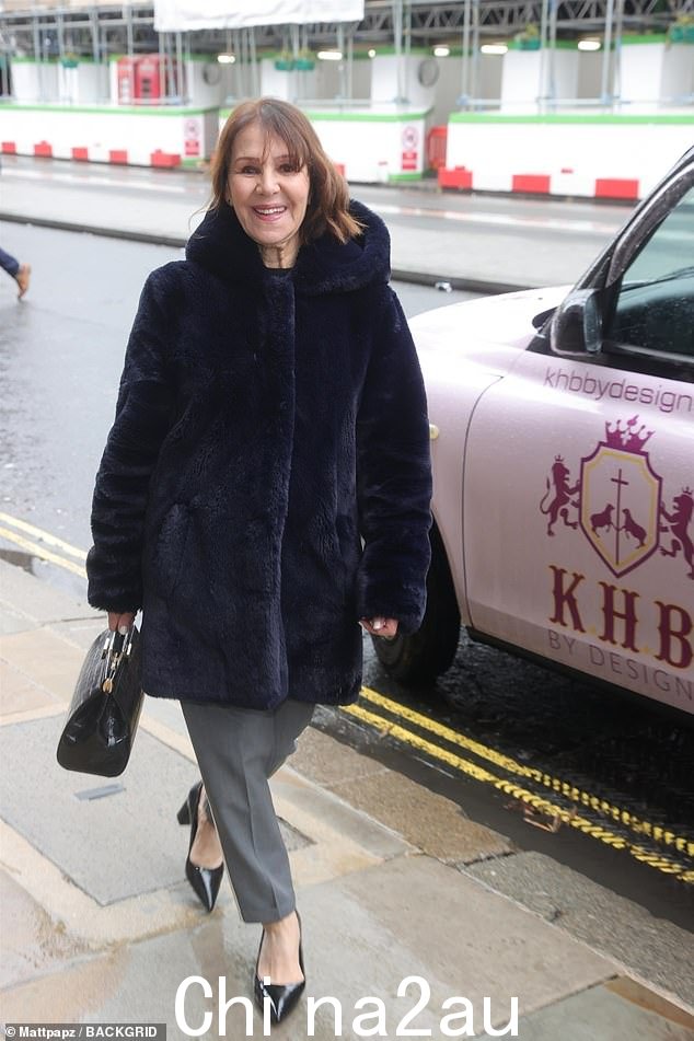 今天的主题! Arlene Philips 还穿着一件海军蓝色的蓬松外套,搭配相配的高跟鞋