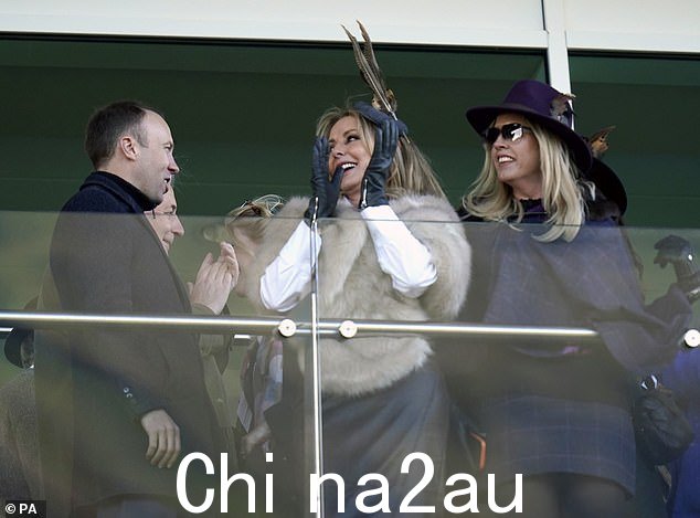 Matt Hancock 和 Carol Vorderman 在切尔滕纳姆音乐节第一天的 Close Brothers Mares' 跨栏比赛中在看台上做出反应