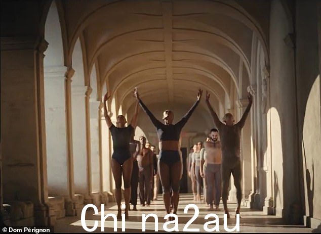 场景:Hold My Hand 的热门制作人与一群现代舞者一起在这家拥有百年历史的白酒公司的香槟总部表演,该总部位于奥特维尔的前本笃会修道院内