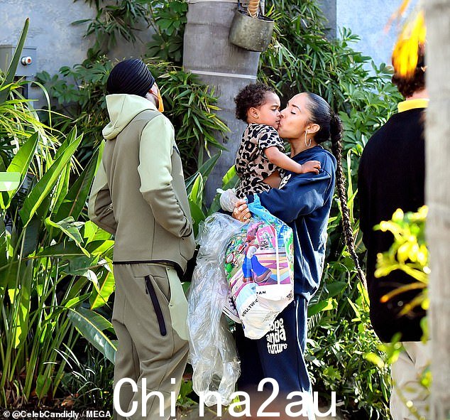 妈妈的爱:和她妈妈布列塔尼·贝尔在一起很强大; Nick 和 Brittany 共享三个孩子