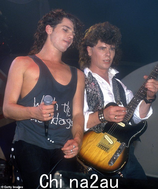 Hutchence 和吉他手 Tim Farriss 于 1985 年在悉尼与 INXS 一起在舞台上现场表演