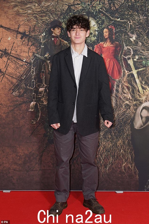 聪明:扮演 Young Pip 的 Tom Sweet 也选择了温文尔雅的造型