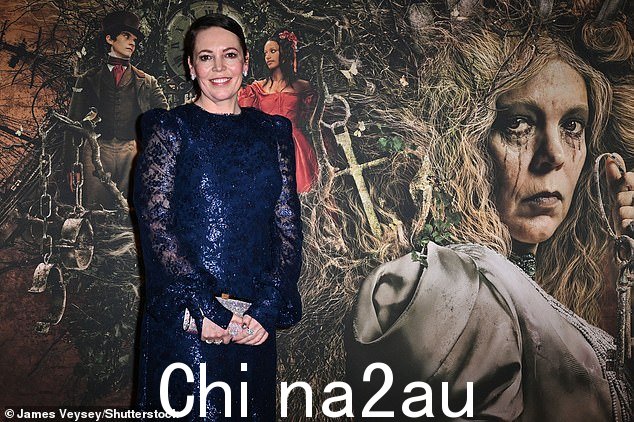 喜气洋洋:奥利维亚 (Olivia) 出席查尔斯·狄更斯 (Charles Dicken) 小说的最新改编版的拍摄现场时,她穿着醒目的蓝色礼服掀起了一场风暴