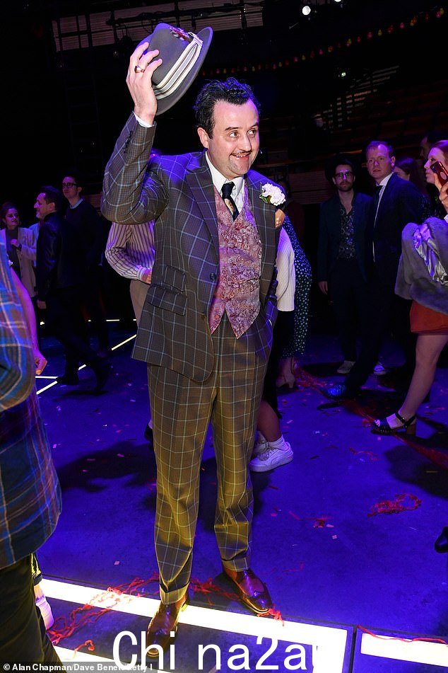 Daniel Mays 在伦敦桥剧院 Guys And Dolls 的新复兴开幕之夜谢幕