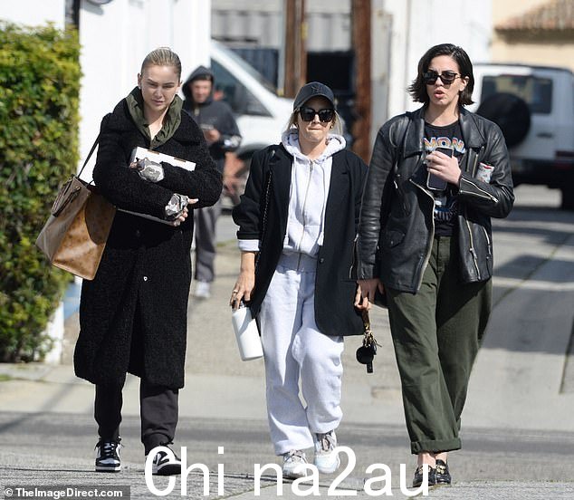 往这边走!Lala 周一在西好莱坞被发现与另一位联合主演 Katie Maloney 离开她的办公室