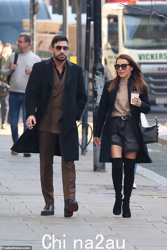 结束了吗? Strictly 的 Giovanni Pernice(右)据报道与 Jowita Przystal(左)分手,就在几天前意外确认恋情