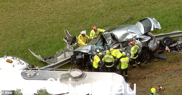 Sila 女士和她两岁的儿子当他们的银色 SUV 立即死亡(如图 0 在 Menangle 公园撞上一辆水泥卡车。常春藤在星期三早上不幸去世了