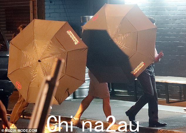 有一次,工作人员试图通过战略性地在 Zac 面前放置 Bunnings 雨伞来将 Zac 隐藏起来,不让狗仔队粉丝看到