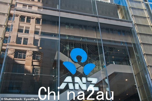 推特用户发布了他们从“ANZ Suppo”收到的文本截图rt' 周二表示已经‘停止’向航空公司支付大笔款项(如图,悉尼的一家 ANZ 银行)