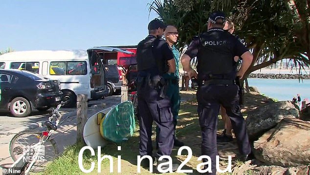 在男子的儿子和附近的冲浪教练将他拉上岸并对其进行了约半小时的心肺复苏后,急救人员赶到现场