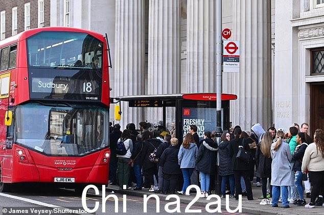 由于地铁关闭,伦敦尤斯顿路的通勤者排队等公共汽车导致交通混乱