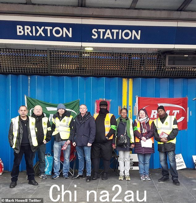 地铁司机和 ASLEF 工会的其他成员今天早上在布里克斯顿站外罢工g