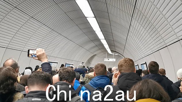 Docklands Light Railway 和 Elizabeth 线也因为罢工而部分停运,导致通勤者长时间延误